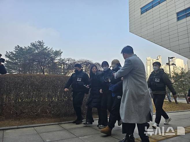 [서울=뉴시스] 조수원 기자 = 12일 오전 서울북부지법에서 열리는 구속 전 피의자 심문(영장실질심사)에 출석하는 피의자. 2026.02.12. tide1@newsis.com