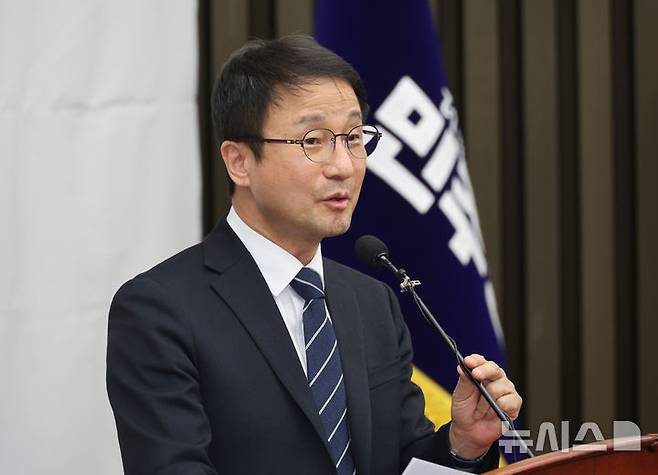 [서울=뉴시스] 김금보 기자 = 한병도 더불어민주당 원내대표가 26일 오후 서울 여의도 국회에서 열린 의원총회에서 발언을 하고 있다. 2026.02.26. kgb@newsis.com