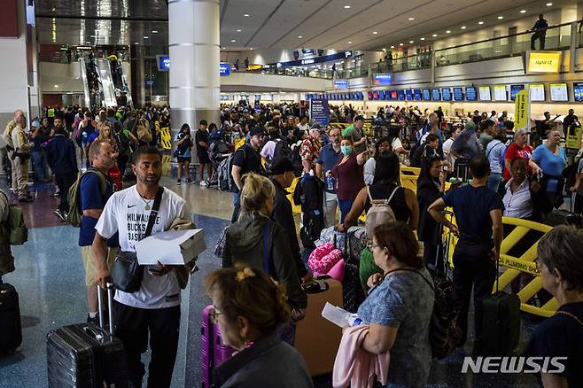[라스베이거스=AP/뉴시스]건국 250주년을 맞는 미국에서 지난해 사상 처음으로 미국으로 이민을 온 사람들보다 미국을 떠나 이민을 간 사람들이 더 많아 인구 순유출을 기록했다고 월 스트리트 저널(WSJ)이 25일(현지시각) 보도했다. 사진은 2024년 7월19일 탑승객들로 붐비는 미 네바다주 라스베이거스의 해리 리드 국제공항의 모습. 2026.02.26.