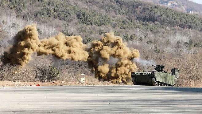 [양평=뉴시스] K-CEV가 연막탄을 터트리고 사격을 실시하고 있다. (사진=육군 제공) 2026.02.26. photo@newsis.com *재판매 및 DB 금지