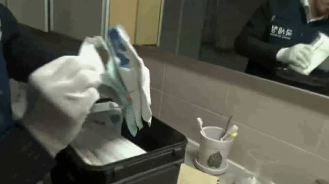 체납자 집 내부 김치통에서 발견된 현금 다발 [국세청 제공]