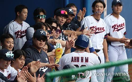 '홈런 봤지?' 삼성과의 연습경기에서 만루 홈런을 날린 안현민이 동료들과 하이파이브를 하고 있다. (일본 가데나=연합뉴스)