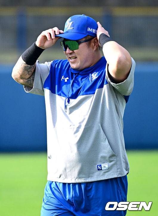 [OSEN=오키나와(일본), 최규한 기자] 프로야구 삼성 라이온즈가 20일  일본 오키나와 온나손 아카마구장에서 스프링 캠프를 차리고 구슬땀을 흘렸다.삼성은 이번 2차 캠프에서 훈련 뿐 아니라 WBC 대표팀, 국내 팀들과 연습경기도 펼칠 계획이다.삼성 최형우가 훈련을 펼치고 있다. 2026.02.20 / dreamer@osen.co.kr