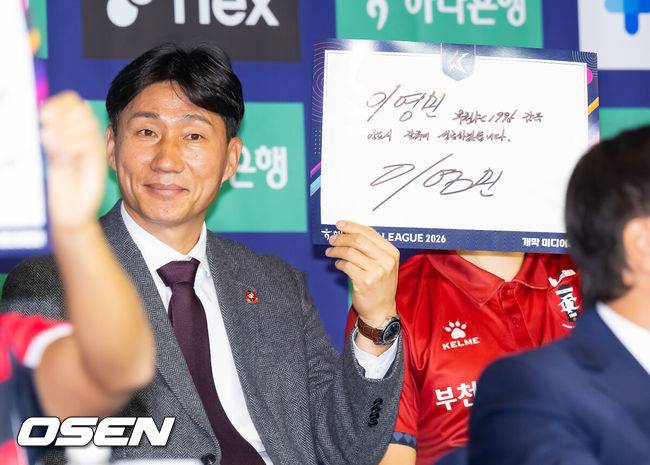 [OSEN=박준형 기자] 25일 서울 서대문구  스위스그랜드 호텔 컨벤션센터에서  하나은행 K리그 2026 개막 미디어데이가 진행됐다.프로축구 K리그 29개 구단이 새 시즌 개막을 앞두고 저마다 당찬 출사표를 던졌다. 부천 FC 이영민 감독이 목표를 써 보이고 있다.  2026.02.25 / soul1014@osen.co.kr