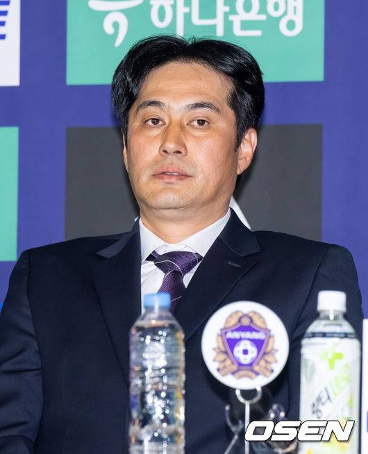 [OSEN=박준형 기자] 25일 서울 서대문구  스위스그랜드 호텔 컨벤션센터에서  하나은행 K리그 2026 개막 미디어데이가 진행됐다.프로축구 K리그 29개 구단이 새 시즌 개막을 앞두고 저마다 당찬 출사표를 던졌다. FC 안양 정관장 유병훈 감독이 질문을 듣고 있다. 2026.02.25 / soul1014@osen.co.kr