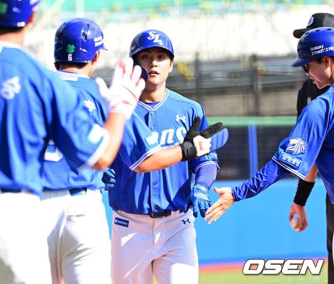 [OSEN=오키나와(일본), 최규한 기자] 2026 WBC(월드베이스볼클래식)를 준비하는 대한민국 야구 대표팀이 26일 일본 오키나와 가데나 야구장에서 프로야구 삼성 라이온즈와 연습경기를 펼쳤다. 야구 대표팀은 오키나와에서 국내 팀들과 6차례 연습경기를 치르며 전력을 끌어올릴 예정이다.8회초 2사 1루 상황 삼성 양우현이 추격의 우월 투런포를 날리고 홈을 밟으며 선행주자들과 인사를 나누고 있다. 2026.02.26 / dreamer@osen.co.kr