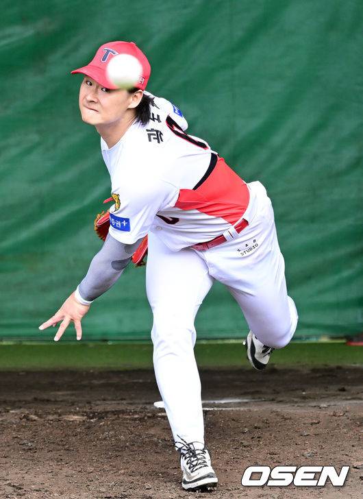 [OSEN=오키나와(일본), 최규한 기자] 프로야구 KIA 타이거즈가 25일 일본 오키나와 킨 베이스볼 스타디움에 스프링캠프를 차리고 구슬땀을 흘렸다.KIA는 이번 오키나와 2차 스프링캠프에서 총 5차례 연습경기를 치르며 전력을 끌어올릴 예정이다.KIA 곽도규가 불펜 피칭을 펼치고 있다. 2026.02.25 / dreamer@osen.co.kr