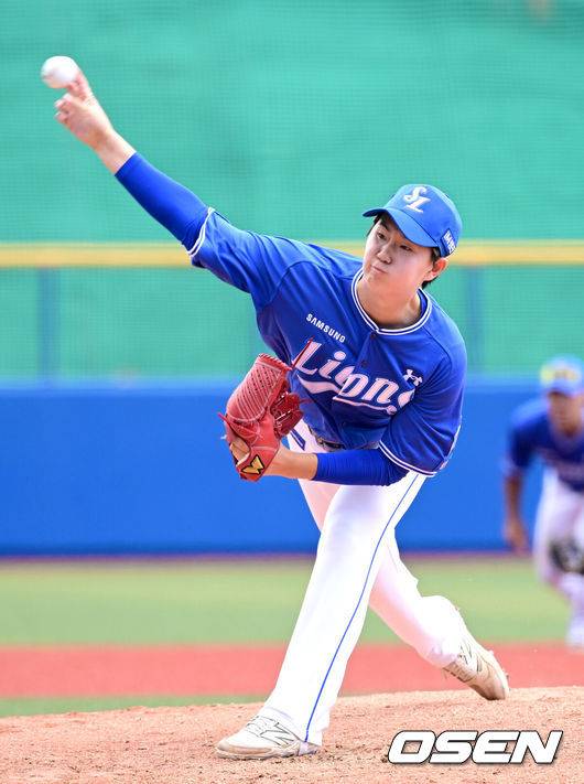 [OSEN=오키나와(일본), 최규한 기자] 2026 WBC(월드베이스볼클래식)를 준비하는 대한민국 야구 대표팀이 26일 일본 오키나와 가데나 야구장에서 프로야구 삼성 라이온즈와 연습경기를 펼쳤다. 야구 대표팀은 오키나와에서 국내 팀들과 6차례 연습경기를 치르며 전력을 끌어올릴 예정이다.4회말 마운드에 오른 삼성 투수 장찬희가 힘차게 공을 뿌리고 있다. 2026.02.26 / dreamer@osen.co.kr