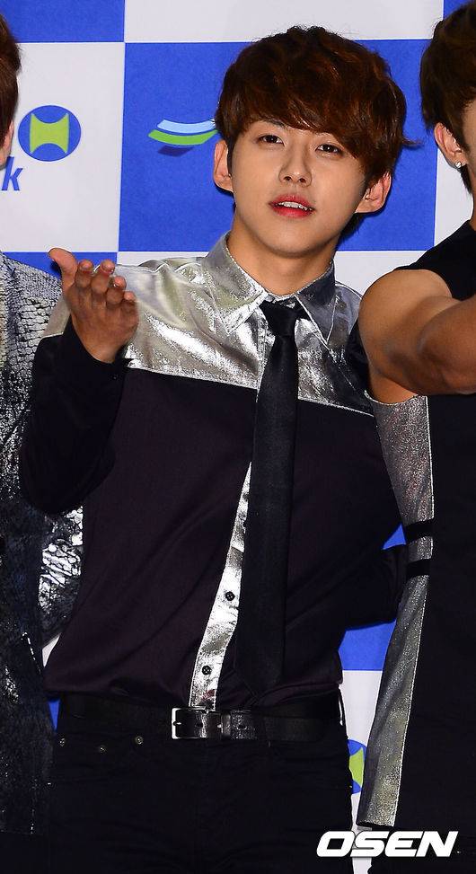 [OSEN=민경훈 기자] 11일 오후 서울 마포구 서울월드컵경기장에서 열린 '드림콘서트'에서 유키스가 포토타임을 갖고 있다.올해 19회를 맞아 ‘사랑한다 대한민국 2013 드림콘서트’라는 타이틀로 열린 이번 공연에는 소녀시대, 샤이니, 비스트, 인피니트, 2AM, 유키스, 제국의 아이들, 카라, 씨스타, 포미닛, 티아라, 시크릿, EXO, B1A4, 레인보우, 허각, 걸스데이, 스피드, BTOB, 이블, 빅스 등이 출연한다.'드림콘서트'는 지난 18년간 협회 회원사 및 소속 대표가수들의 재능기부 참여로 꾸준히 개최돼 왔다.한편, 주최를 맡은 한국연예제작자협회 국내 대중문화산업의 주체인 음반제작자, 공연제작자, 연예매니지먼트 전문가들로 구성된 사단법인 단체로 380여 회원사(소속연예인 3,000명)가 활동하고 있다. / rumi@osen.co.kr