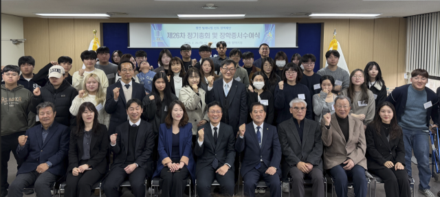 ▲평택밀레니엄재단이 26일 평택지청 소회의실에서 30명의 대학생들에게 장학금을 수여한 뒤 기념촬영을 하고 있다.ⓒ프레시안(김재구)