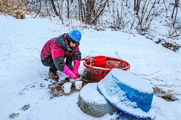 내 모습이 어디서 본 것 같다 했더니, 옛날에 등산 가서 코펠 설거지 하던 모습 그대로다. 얼굴도 손도 다 얼고 터서 집에 돌아와 복구하는 데 사흘은 족히 걸린다.