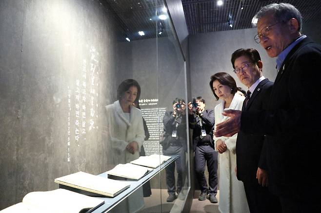 이재명 대통령과 김혜경 여사가 26일 서울 용산구 국립중앙박물관에서 열린 '우리들의 이순신' 특별전에서 난중일기를 관람하고 있다.