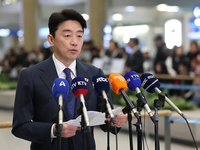 이재명 대통령의 전략경제협력 특사 자격으로 아랍에미리트(UAE)를 방문한 강훈식 대통령 비서실장이 26일 인천국제공항 1터미널에서 입장을 밝히고 있다.&nbsp; &nbsp; 연합뉴스