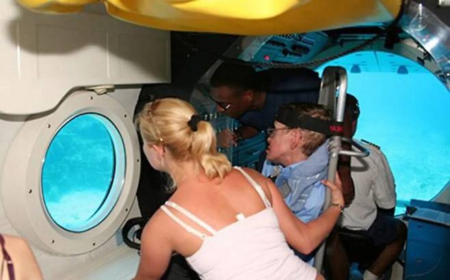 스티븐 호킹 박사가 잠수함에 탑승해 섬 인근 해저를 둘러보는 모습. 엡스타인이 마련한 관광 프로그램에 참여한 것으로 알려졌다. 미 법무부(DOJ)