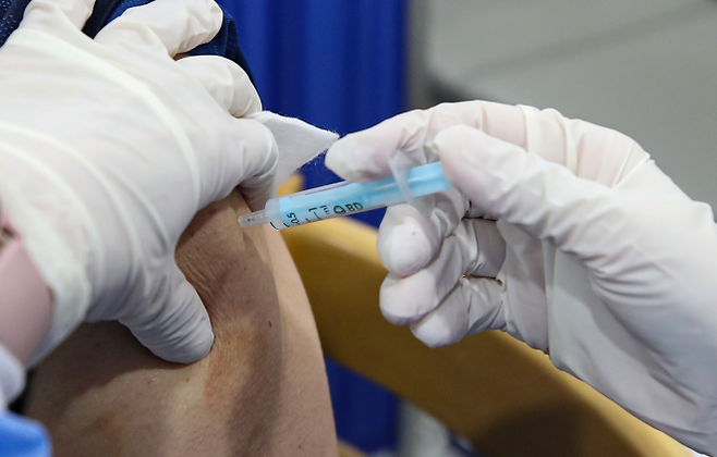 코로나19 백신 3차 추가 접종 간격 3개월까지 단축 - 10일 오후 서울 서대문구 동신병원 예방접종센터에서 1, 2차 접종을 마친 시민이 모더나 백신으로 추가접종(부스터 샷)을 하고 있다. 2021.12.10 연합뉴스