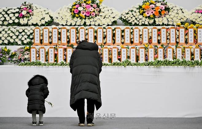 30일 오후 전남 무안군 무안종합스포츠파크에 마련된 제주항공 여객기 사고 희생자 합동분향소에서 조문객들이 조문하고 있다. 도준석 전문기자