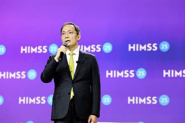 박승우 삼성서울병원 원장이 지난 2025년 3월 미국 라스베가스 베네시안 컨벤션 센터에서 열린 힘스 2025에서 ‘미래 의료의 방향’을 주제로 기조연설을 하고 있다. 사진 제공=삼성서울병원