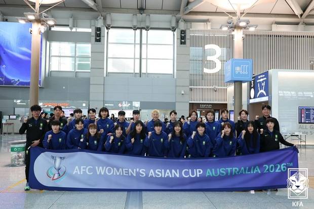 신상우 감독이 이끄는 축구대표팀이 19일 2026 아시아축구연맹(AFC) 여자 아시안컵 출전을 위해 출국하기 전 기념 촬영을 하고 있다. 사진 제공=대한축구협회