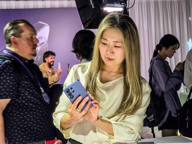 매기 강이 25일(현지 시간) ‘갤럭시 언팩 2026’ 행사가 열린 미국 샌프란시스코 팰리스 오브 파인 아트에서 갤럭시 제품을 살펴보고 있다. 사진 제공=삼성전자