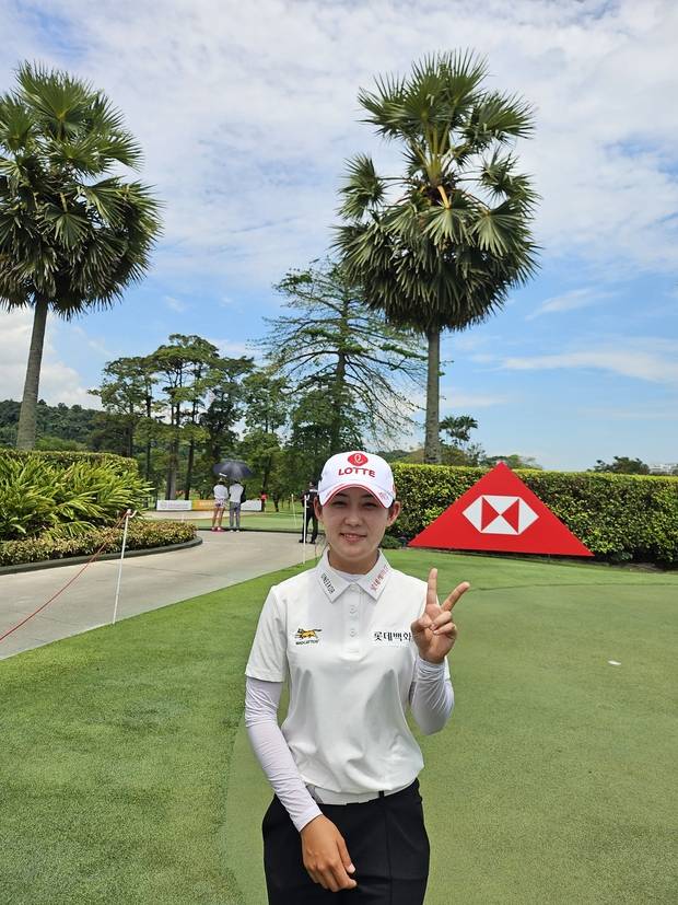 황유민이 26일 싱가포르 센토사GC에서 열린 LPGA 투어 HSBC 위민스 월드 챔피언십 1라운드가 끝난 뒤 연습그린에서 브이를 그리며 포즈를 취하고 있다.