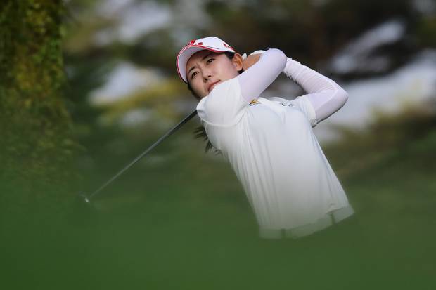 황유민이 26일 싱가포르 센토사GC에서 열린 LPGA 투어 HSBC 위민스 월드 챔피언십 1라운드에서 티샷을 하고 있다. AP연합뉴스