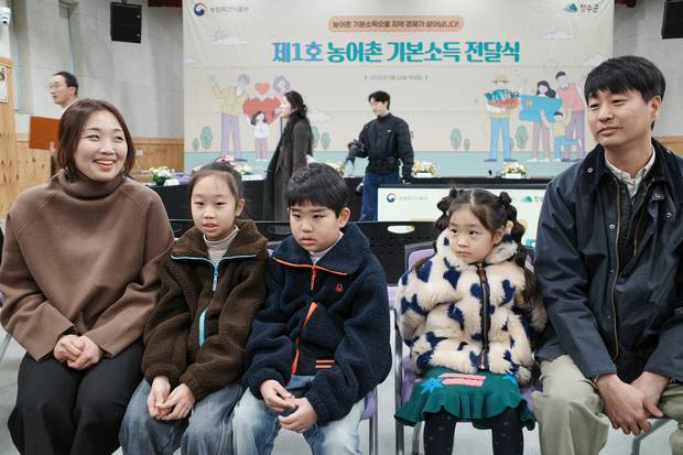 농어촌 기본소득 1호 수령자인 김기준(오른쪽 첫 번째)·박해진(왼쪽 첫 번째) 부부와 세 남매가 기자 물음에 답을 하고 있다. 공동 취재단