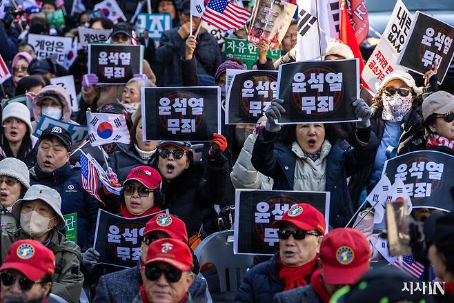 2월19일 서울 서초구 서울중앙지법 인근에서 윤석열 지지자들이 무죄 판결을 촉구하는 집회에 참석했다. ⓒ김흥구