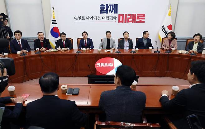 장동혁 국민의힘 대표가 26일 국회에서 중진 의원들과 면담하고 있다. ⓒ연합뉴스