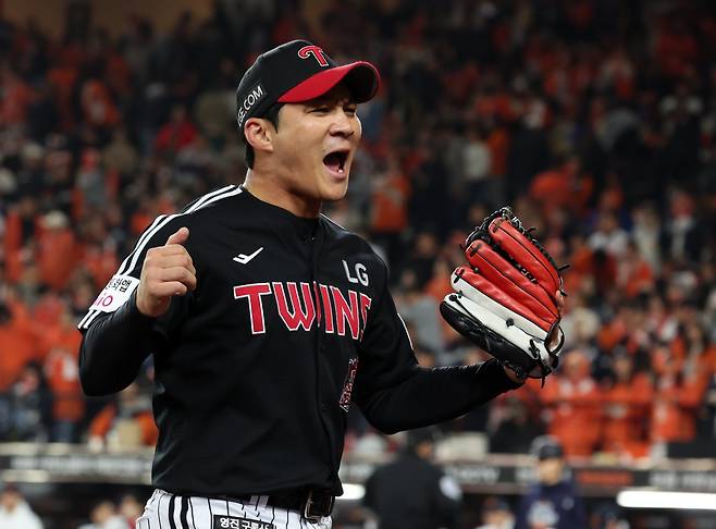 미국 애리조나서 1차 스프링캠프를 마친 오지환이 25일 2차 캠프가 열리는 일본 오키나와에 입성했다. 오지환은 “타율 0.280과 20홈런 정도를 달성하고 싶다”라며 명확한 2026시즌 목표를 밝혔다. 뉴시스