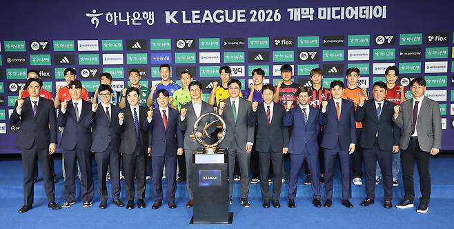 각 팀 감독과 선수들이 25일 서울 서대문구 스위스 그랜드호텔 컨벤션센터에서 열린 K리그1 2026 개막 미디어데이에서 파이팅을 외치고 있다.  연합뉴스