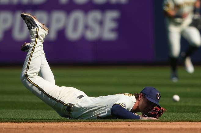 밀워키 2루수 브라이스 투랑이 26일 샌프란시스코전에서 3회초 이정후의 타구를 잡기 위해 슬라이딩했으나 잡지 못하고 있다. AP연합뉴스