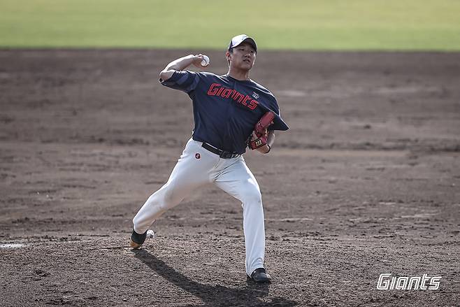 22일 요미우리와의 연습경기에서 피칭하는 롯데 김영준. 롯데 자이언츠 제공