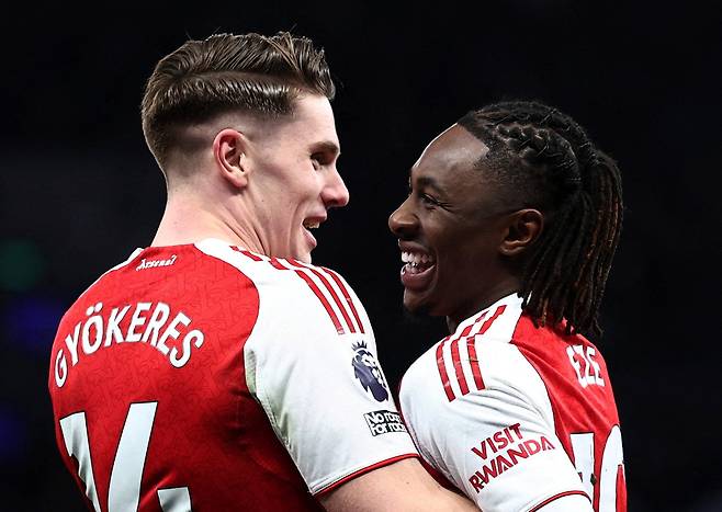 아스널 요케레스가 23일 토트넘전에서 득점한 뒤 에베레치 에제와 포옹하며 기뻐하고 있다. 로이터연합뉴스