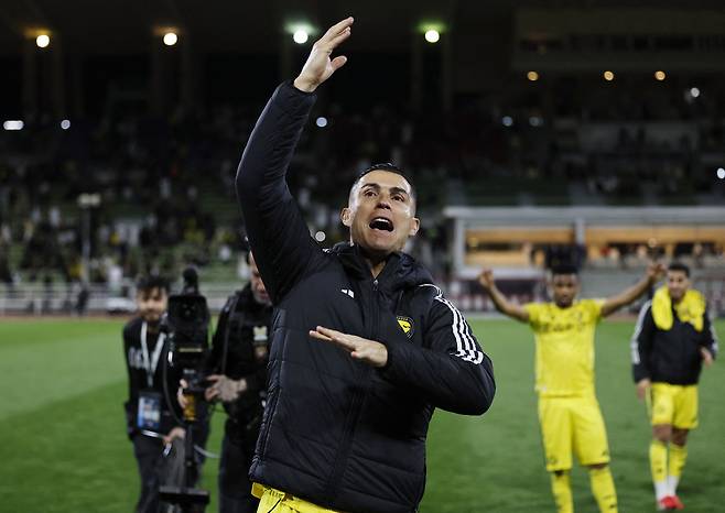 알 나스르 호날두가 26일 알 나즈마전 승리 후 팬 앞에서 기뻐하고 있다. 로이터연합뉴스