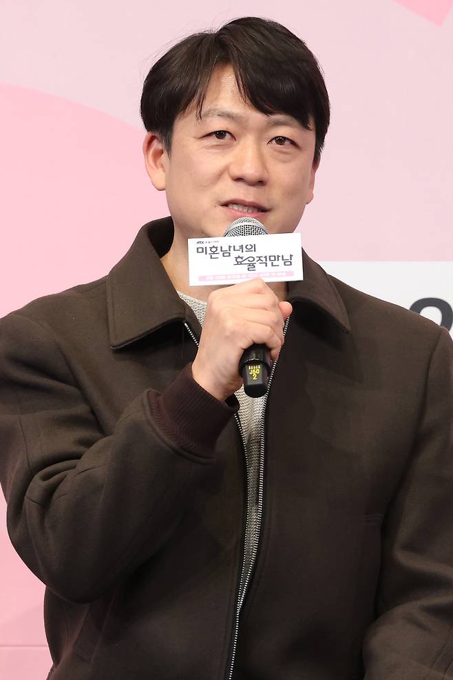 이재훈 감독이 26일 서울 구로구 더링크호텔에서 열린 JTBC 드라마 ‘미혼남녀의 효율적 만남’ 제작발표회에서 인사말을 하고 있다. 연합뉴스