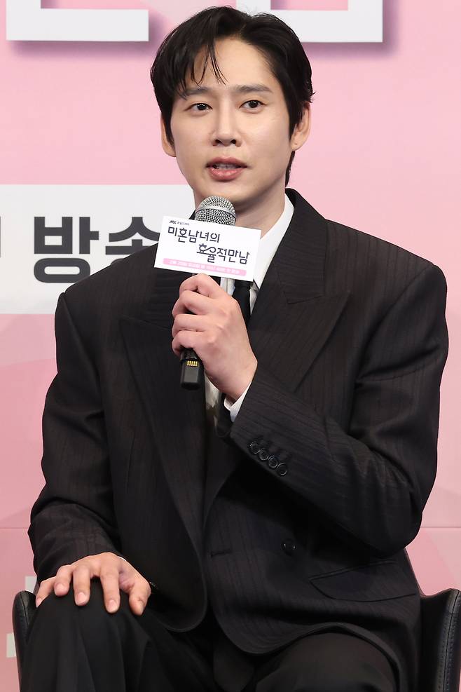 배우 박성훈이 26일 서울 구로구 더링크호텔에서 열린 JTBC 드라마 ‘미혼남녀의 효율적 만남’ 제작발표회에서 인사말을 하고 있다. 연합뉴스