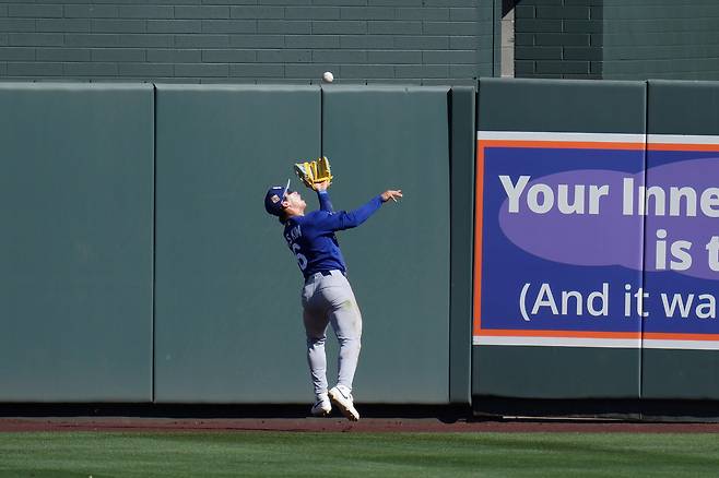 LA 다저스 김혜성이 26일 시범경기 애리조나전에서 4회말 펜스로 향하는 깊숙한 플라이볼을 쫓아가 잡아내고 있다. AP연합뉴스