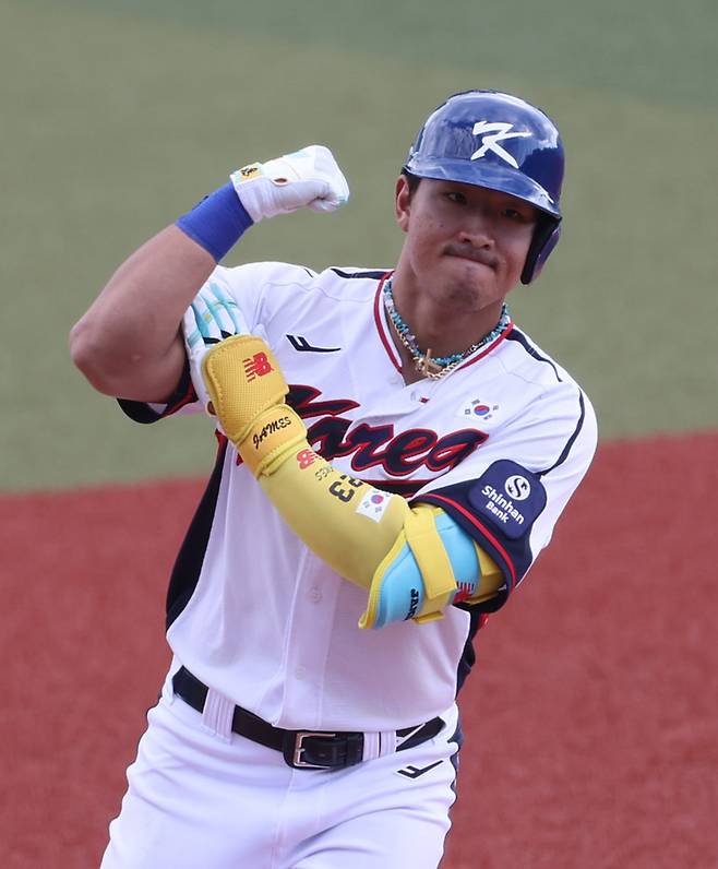 WBC 대표팀 안현민이 26일 일본 오키나와 가데나 구장에서 열린 삼성과 연습경기 5회말 만루홈런을 때린 뒤 환호하고 있다. 연합뉴스
