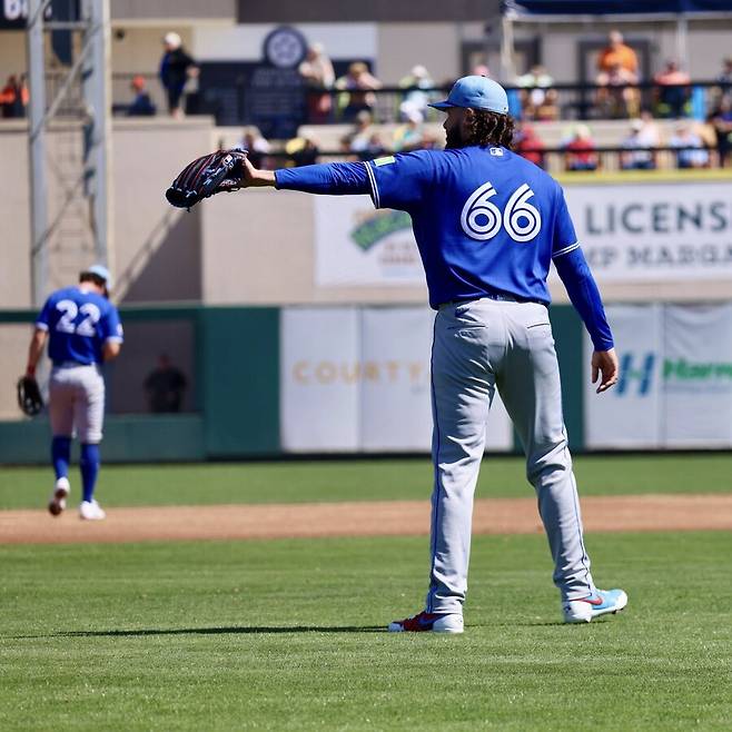 ▲ 폰세는 이날 최고 구속이 96.7마일까지 나온 것을 비롯, 평균 구속은 96마일을 기록했다. 2021년 패스트볼 평균 대비 2.8마일이 올랐다. “폰세가 완전히 다른 투수가 됐다”는 메이저리그 스카우트들의 평가 그대로였다.ⓒ토론토 블루제이스 SNS