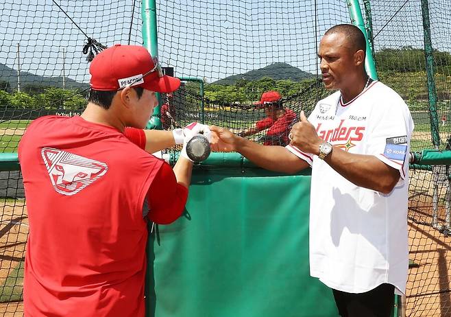 ▲ 미완의 거포 유망주인 이원준은 지난해부터 꾸준히 스윙을 교정한 효과가 드러나며 미야자키 캠프 MVP까지 수상했다 ⓒSSG랜더스