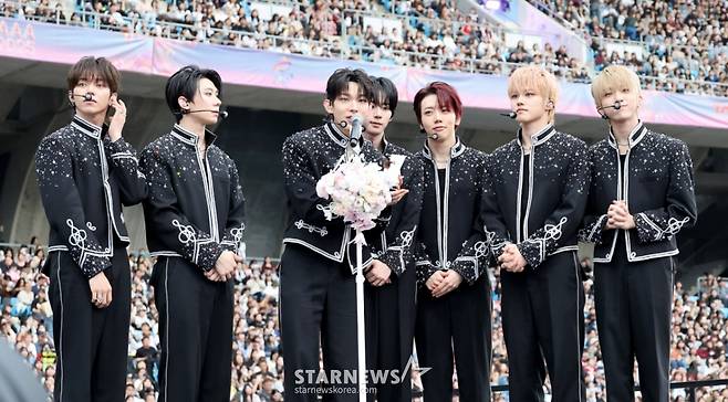 AAA 베스트 뉴 아티스트 상을 수상한 AHOF이 6일 대만 가오슝 내셔널 스타디움에서 진행된 스타뉴스 주최 '10주년 아시아 아티스트 어워즈 2025(10th Anniversary Asia Artist Awards 2025, '10주년 AAA 2025')에서 수상소감을 전하고 있다. 2025.12.06 /사진=강영조 cameratalks@