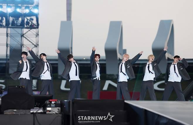 그룹 아홉이 7일 가오슝 내셔널 스타디움에서 진행된 스타뉴스 주최 '10주년 아시아 아티스트 어워즈 2025(10th Anniversary Asia Artist Awards 2025, '10주년 AAA 2025')를 기념하는 'ACON 2025'에서 멋진 무대를 선보이고 있다. /2025.12.07 /사진=이동훈 photoguy@