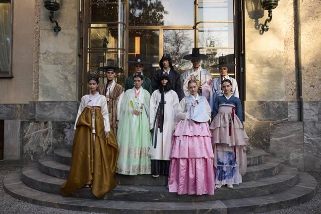 밀라노 '코리아하우스'에서 열린 한복패션쇼에 참가한 외국인들.  /사진=문체부