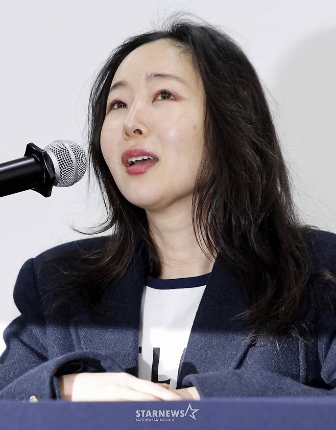 [서울=뉴시스] 김혜진 기자 = 민희진 오케이 레코즈 대표가 25일 서울 종로구 교원 챌린지홀에서 열린 1심 소송 결과와 향후 계획 등 발표를 위한 기자회견에서 발언하고 있다. 2026.02.25. jini@newsis.com /사진=김혜진