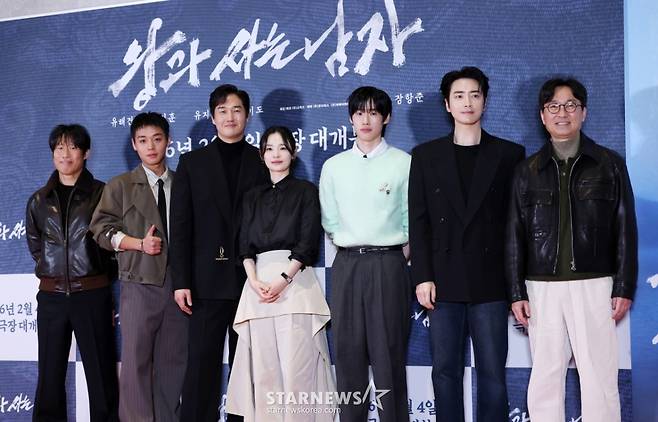 배우 유해진, 박지훈, 유지태, 전미도, 김민, 이준혁, 장항준 감독이 27일 서울 송파구 롯데시네마 월드타워에서 진행된 영화 '왕과 사는 남자' VIP 시사회 포토월에 참석해 포즈를 취하고 있다. /2026.01.27 /사진=김휘선 hwijpg@