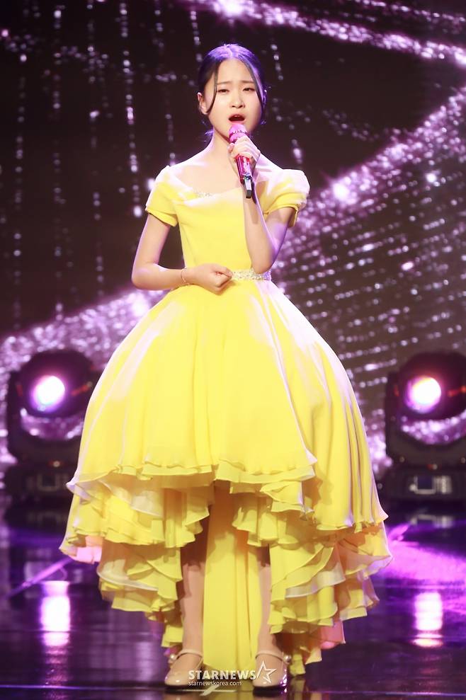 가수 김다현이 2일 오후 서울 강남구 일지아트홀에서 진행된 정규 2집앨범 '열 다섯' 쇼케이스에서 신곡을 선보이고 있다. 이번 앨범에는 타이틀곡 '엄마', '어즈버', '이젠 알겠더이다'를 비롯해 총 19곡이 수록됐다. /2023.02.02