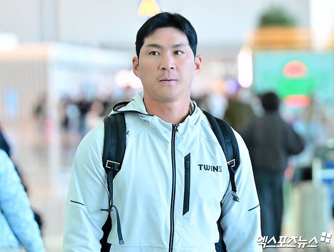 LG트윈스가 2차 스프링캠프를 위해 25일 오전 인천국제공항을 통해 일본 오키나와로 출국했다.  출국장으로 향하는 LG 오지환. 인천공항, 김한준 기자