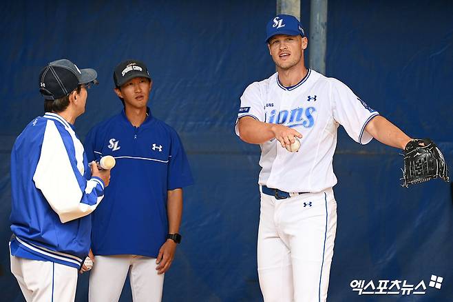 삼성 라이온즈 새 외국인 투수 맷 매닝이 지난 24일 일본 오키나와에서 치러진 한화 이글스와의 연습경기 등판 직후 팔꿈치 통증을 호소, 한국으로 이동해 정밀 검진을 실시할 예정이다. 사진 고아라 기자