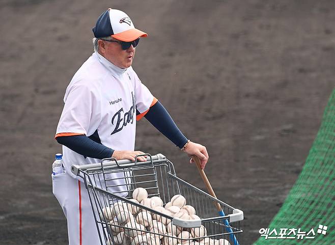 김경문 감독이 이끄는 한화 이글스가 26일 일본 오키나와 나고시영구장에서 열린 일본프로야구(NPB) 닛폰햄 파이터즈 2군과의 연습경기에서 3-1로 승리했다. 사진 고아라 기자