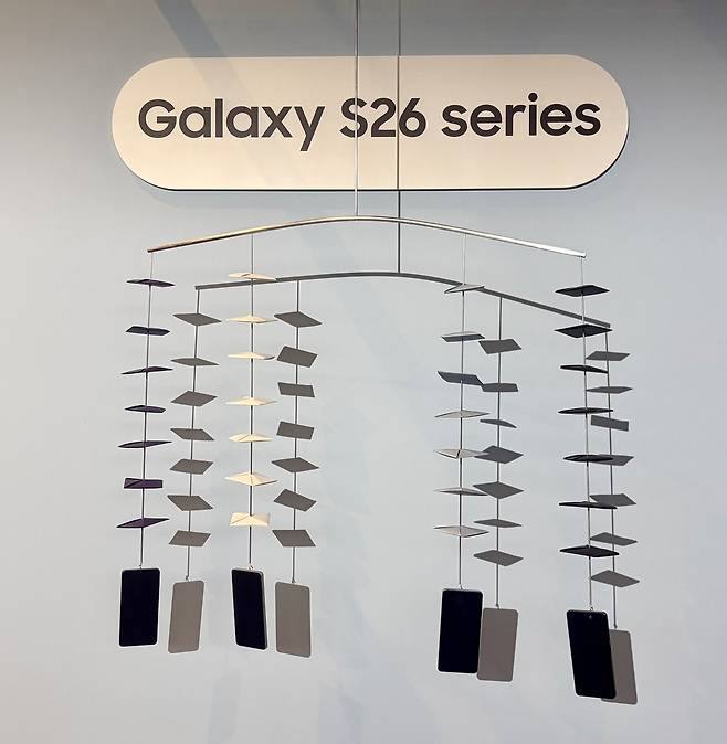 '3세대 AI 스마트폰' 갤럭시S26 시리즈 (샌프란시스코=연합뉴스) 권영전 기자 = 삼성전자가 미국 샌프란시스코에서 25일(현지시간) 공개한 스마트폰 갤럭시S26 시리즈가 제품 발표회장에 전시돼 있다.